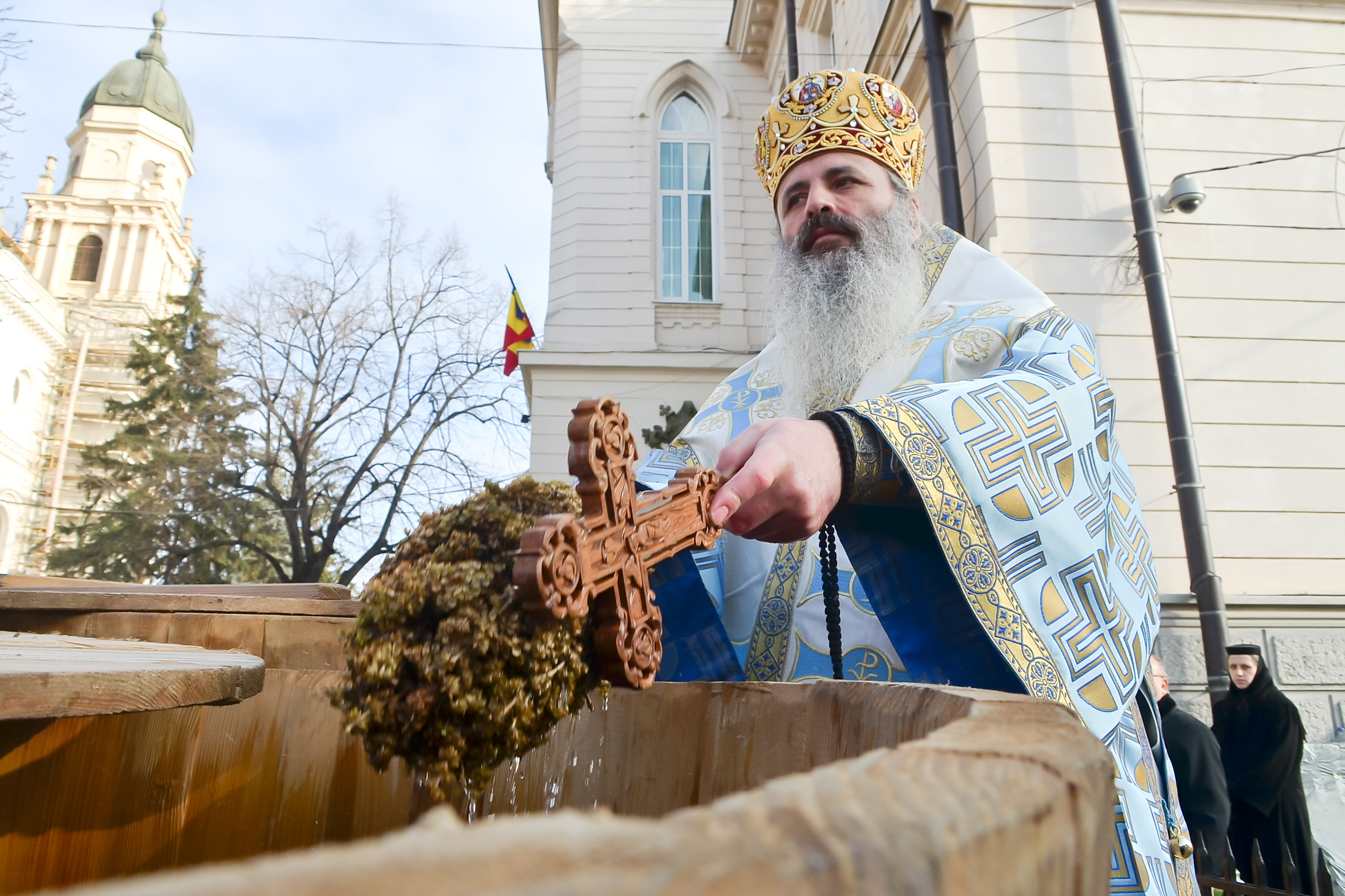 Guvernul acorda gratuit Mitropoliei Moldovei si Bucovinei sase vile si o sala polivalenta