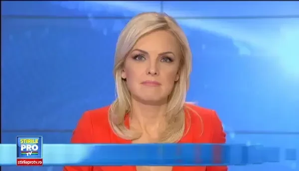 200.000 de credinciosi s-au inchinat la moastele Sfintei Parascheva. Un tanar a adus la racla un poster in marime naturala