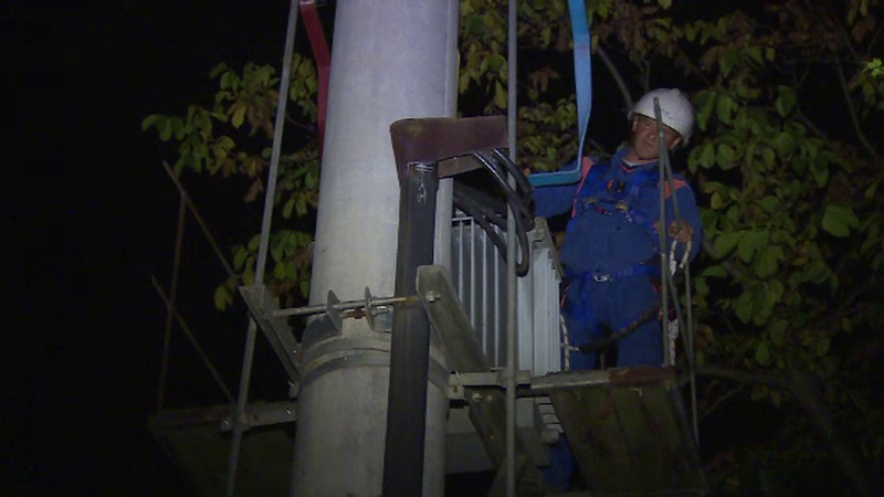 Un tanar de 14 ani din Ilfov a fost la un pas sa moara electrocutat. S-a catarat, in joaca, pe un stalp de electricitate