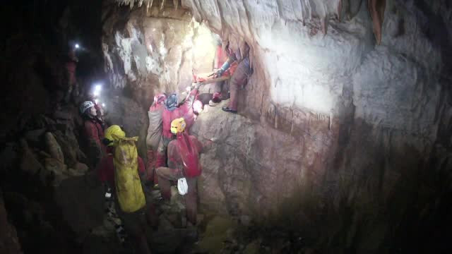 Operatiune spectaculoasa in Pestera Bonchii din Muntii Apuseni. 62 de speologi au avut misiunea sa elibereze o tanara