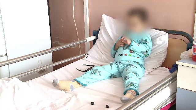 Copil de 4 ani cu fata desfigurata si ochii tumefiati, adus la spitalul din Arad. Ce le-a spus baiatul medicilor