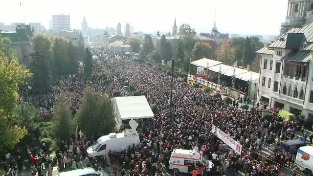 Cu lacrimi in ochi, zeci de mii de credinciosi din toata tara au urmarit liturghia de Sfanta Parascheva