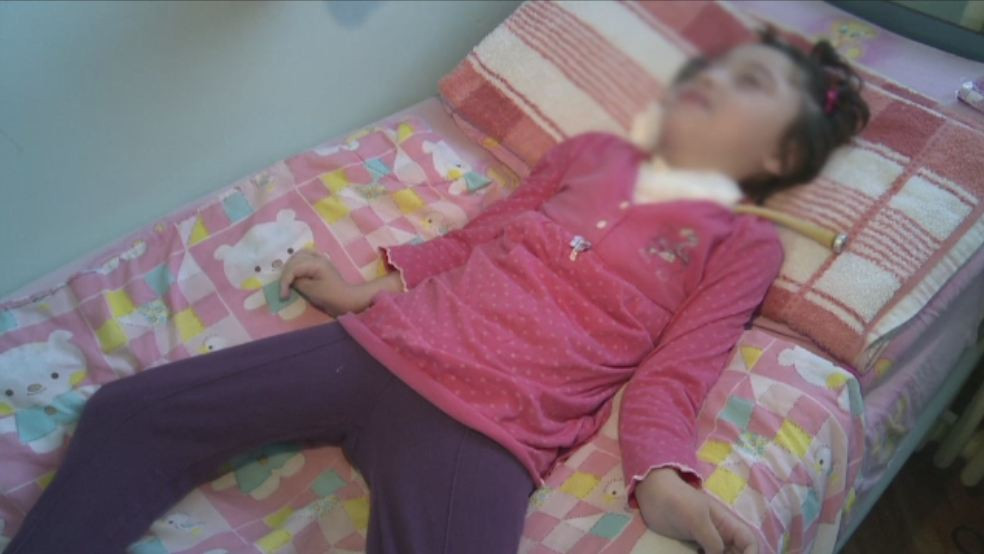 O fetita grav bolnava traieste de 7 ani doar pentru ca medicii incalca legea. Copiii pentru care statul nu are nicio solutie