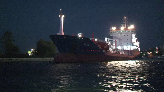 Momente de panica in portul Tulcea. O nava comerciala s-a lovit de un dig de protectie spre spaima celor aflati pe faleza