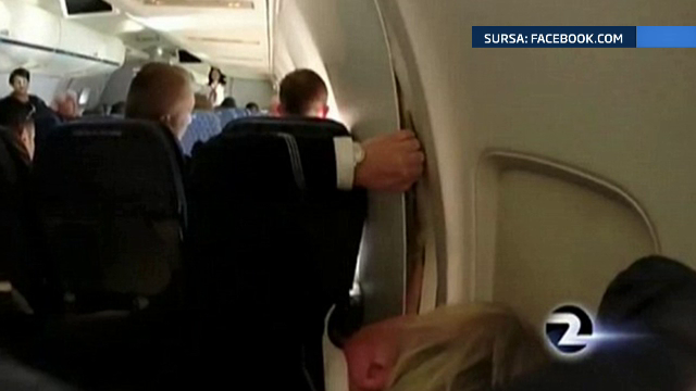 Un avion a efectuat o aterizare de urgenta, dupa ce un panou din peretele cabinei s-a desprins. VIDEO