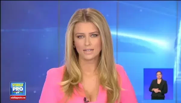 Cu lacrimi in ochi, zeci de mii de credinciosi din toata tara au urmarit liturghia de Sfanta Parascheva