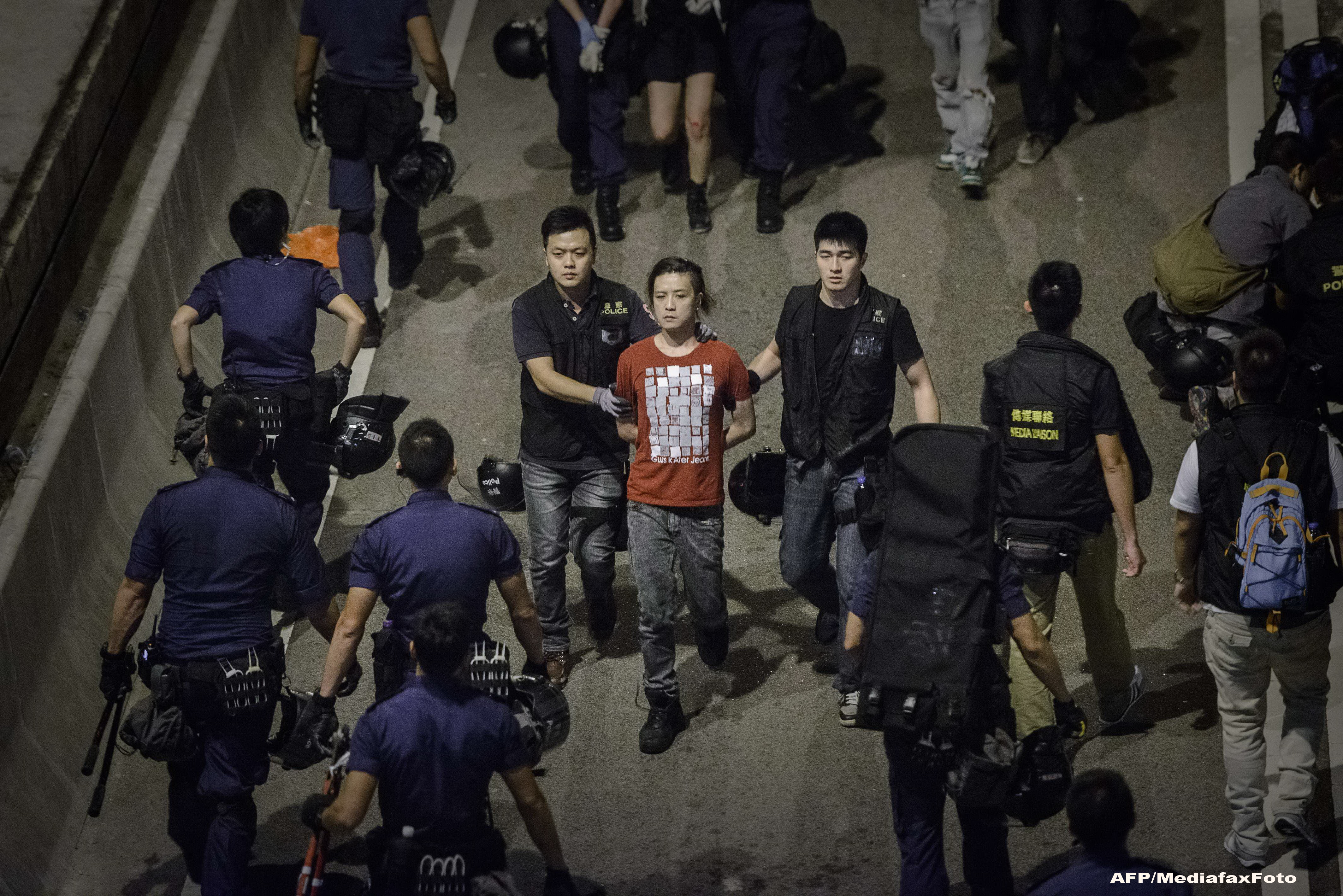 Cele mai violente proteste de pana acum din Hong Kong. Mai multi manifestanti au fost arestati, dupa ciocniri cu politia