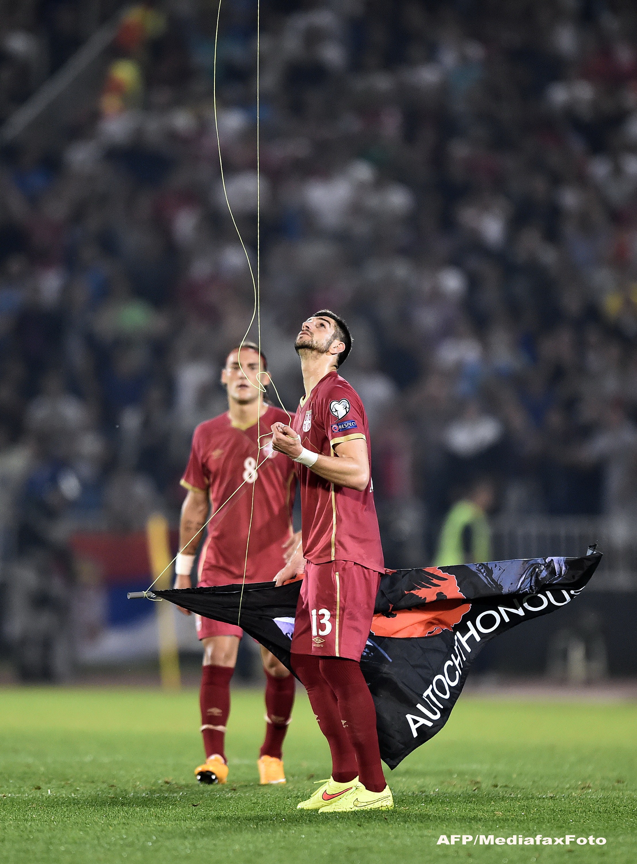 Meciul Serbia - Albania a fost intrerupt definitiv dupa aparitia unei drone cu un drapel albanez
