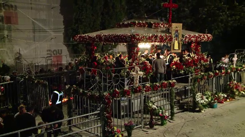 Mii de pelerini se afla inca in pelerinaj la moastele Sf. Parascheva. Hotararea luata de mitropolitul Moldovei