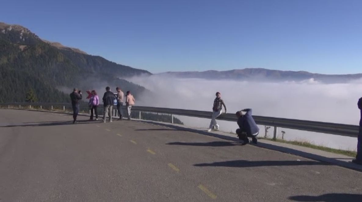 De joi vom plati taxa la intrarea in Parcul Bucegi. Autoritatile mizeaza pe bunul simt al romanilor in lupta cu trisorii