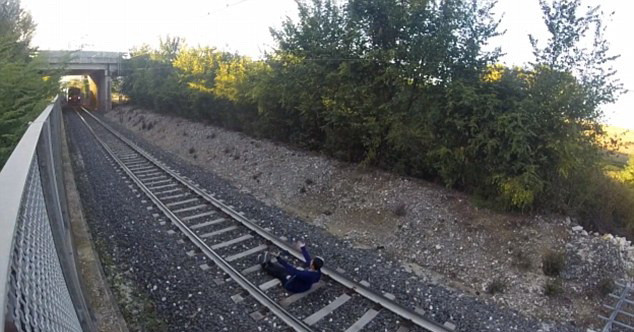 A lasat un tren sa treaca peste el si a scapat cu viata. Nimeni nu cunoaste identitatea tanarului. VIDEO