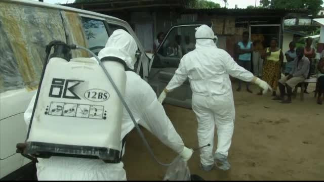"Ebola castiga cursa". Expertii avertizeaza ca rata deceselor a crescut si ca ar putea aparea zece mii de pacienti saptamanal