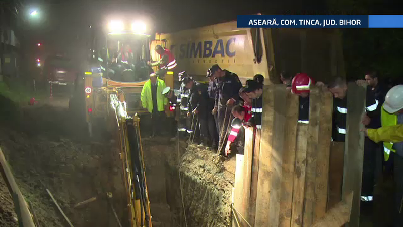 Un muncitor care lucra la o retea de canalizare, ingropat de viu de un mal de pamant. Pompierii i-au gasit trupul dupa 4 ore