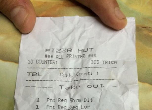 Angajatii unui restaurant Pizza Hut din Singapore, nevoiti sa-si ceara scuze. Ce au scris pe nota de plata a unei femei