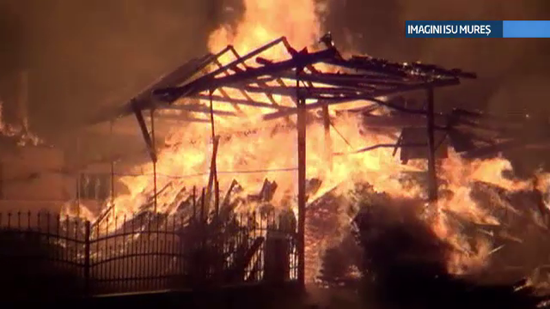 Un incendiu de proportii a izbucnit la un depozit de mobilier din Mures. Lupta cu flacarile a durat mai bine de 12 ore