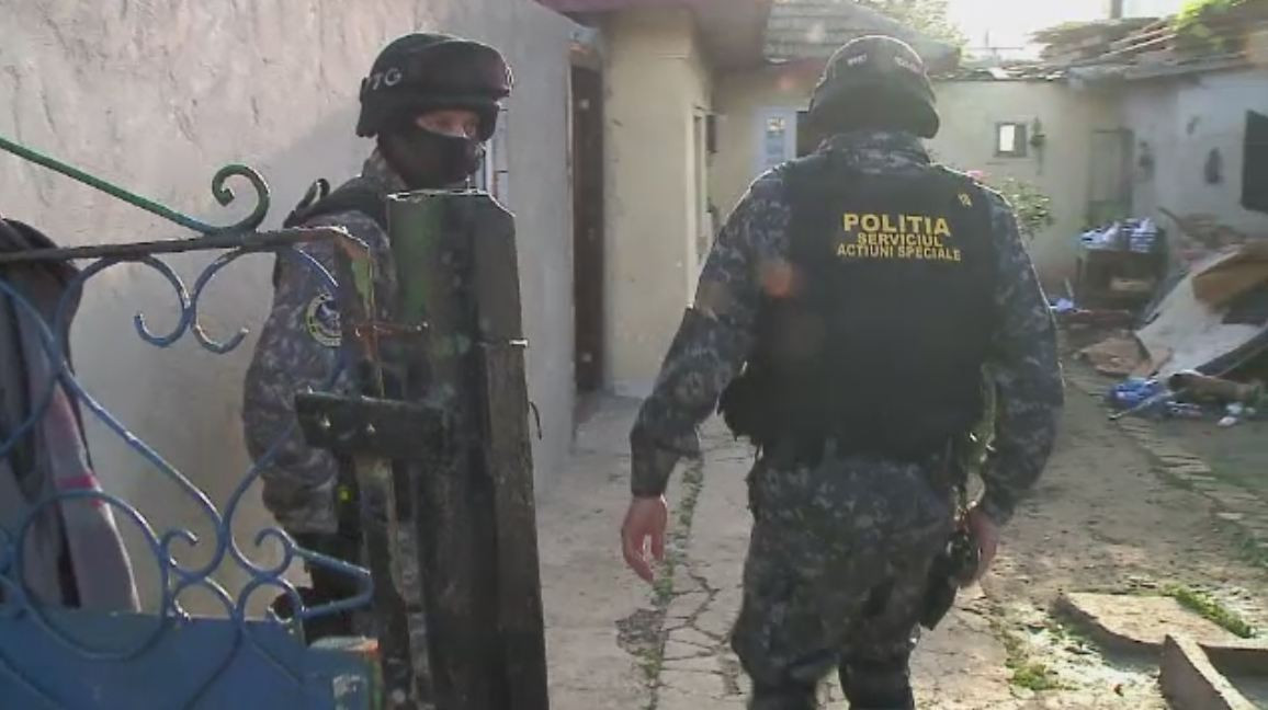 Perchezitii de amploare in Constanta. Ce au gasit politistii in fânul unor suspecti de fraude bancare si furturi din locuinte