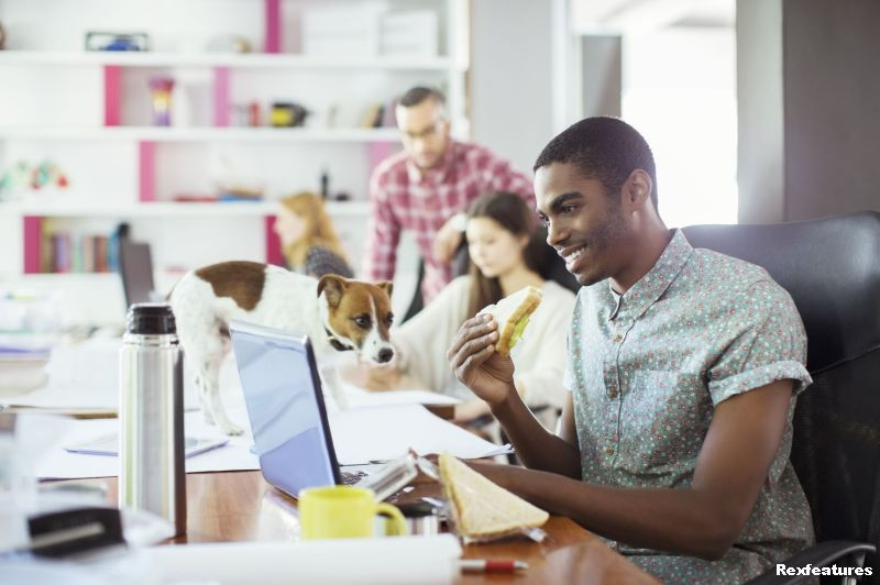 Riscurile la care sunt expuse persoanele care mananca la birou. Una din patru nu respecta regulile de igiena