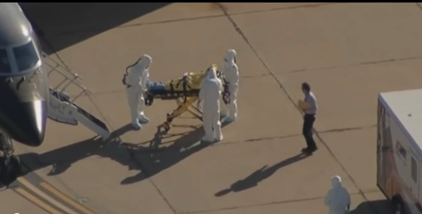 Un barbat din SUA s-a expus virusului Ebola avand drept "protectie" doar o mapa. Incidentul a fost filmat pe un aeroport