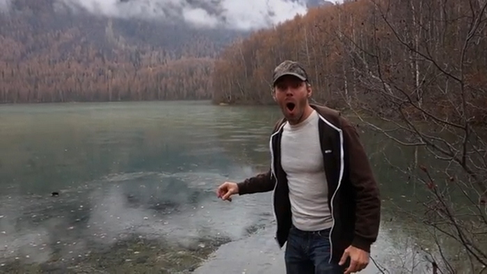 Reactia incredibila a acestui barbat, dupa ce arunca o piatra in lac. Ce se intampla la scurt timp