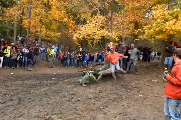 Moment amuzant la o competitie de motociclism din Statele Unite. Filmarea a devenit virala pe Facebook