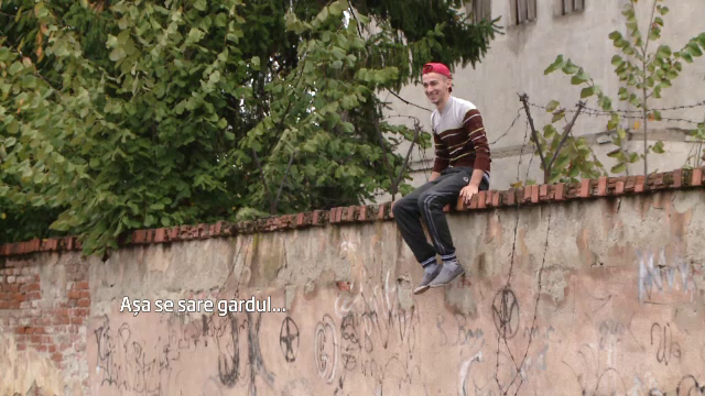 Metoda extrema pentru a-i tine pe elevi la ore in Lugoj. Gardul inconjurat de sarma ghimpata a fost uns si cu vaselina