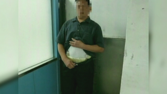 33 de telefoane iPhone, ascunse sub haine. Cum arata barbatul care a incercat sa treaca granita ilegal in China