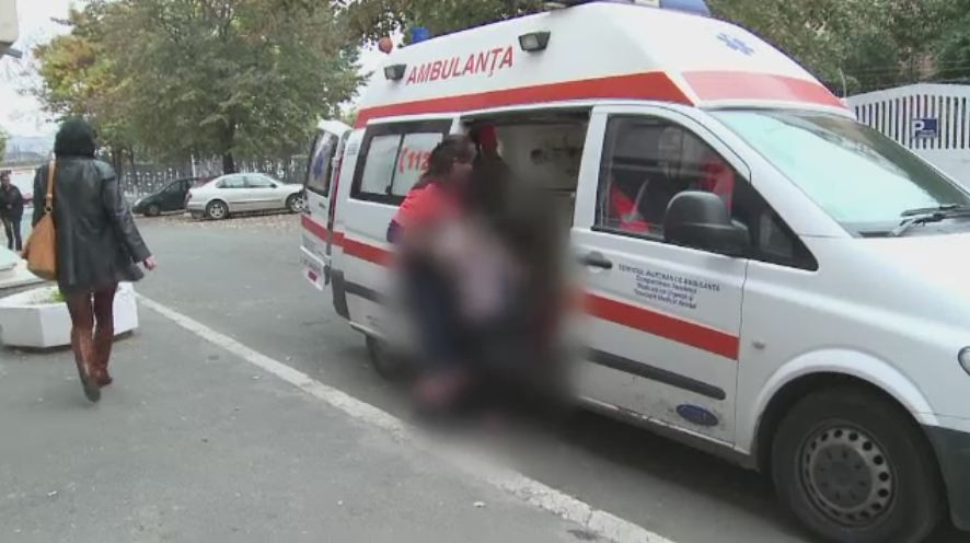 Sase elevi de la o scoala din Galati, intoxicati cu naftalina la ora de romana. In clasa s-au facut experimente