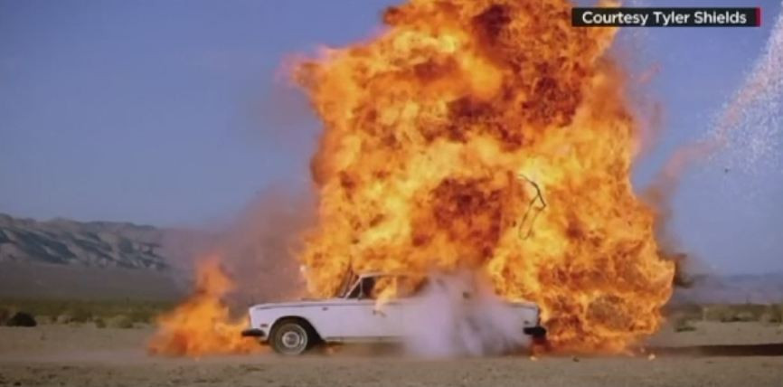 Rolls Royce de colectie aruncat in aer. Fotograful care a planuit totul spune ca e "arta". VIDEO