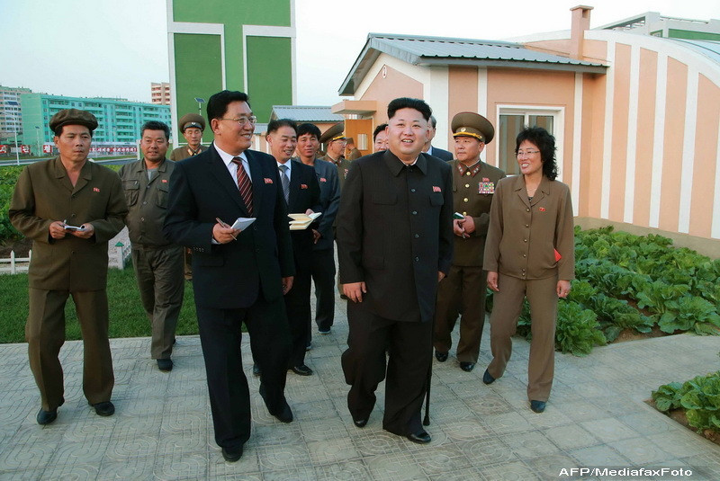Noi poze cu liderul coreean Kim Jong Un alimenteaza zvonurile despre problemele de sanatate de care ar suferi. FOTO