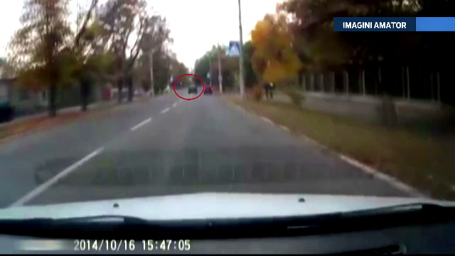 Un tanar de 20 de ani a intrat cu masina de lux intr-un stalp din beton. Impactul a fost atat de puternic incat l-a daramat