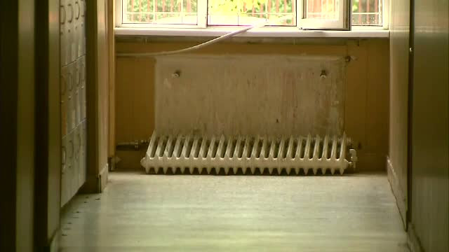 Doi elevi de la un liceu din Capitala au fost raniti, dupa ce un calorifer de fonta a cazut chiar in dreptul lor