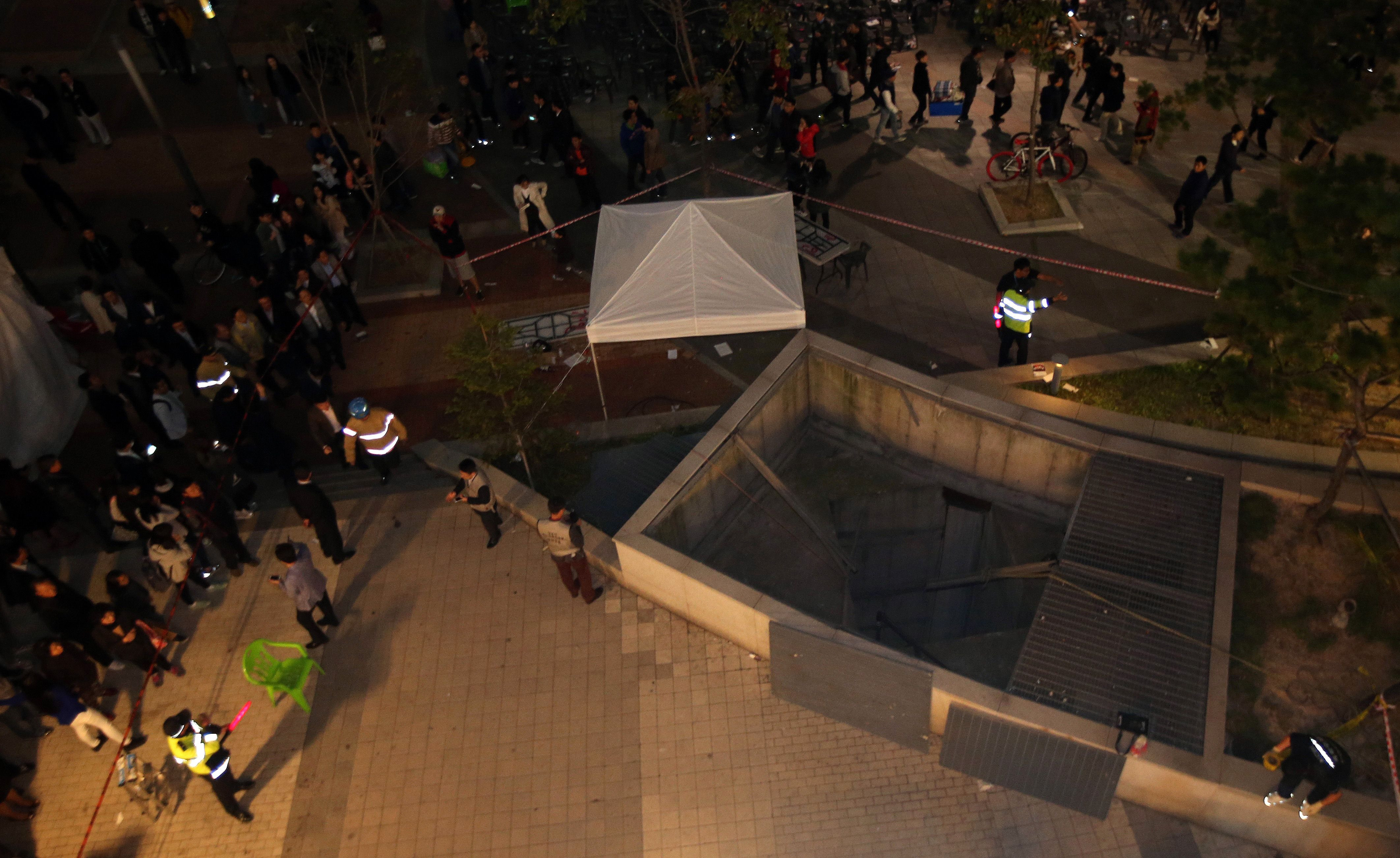 Tragedie la un concert din Coreea de Sud. Cel putin 16 morti si 11 raniti dupa ce spectatorii au cazut in gol 10 metri