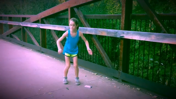 Fata in varsta de 11 ani ale carei miscari de dans fac senzatie pe internet. A strans aproape 2 milioane de vizualizari