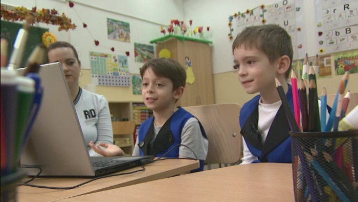 MANUALELE DIGITALE pentru clasele I si a II-a au fost aprobate si pot fi folosite. Cum le descarci