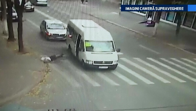 A vrut sa coboare din microbuz, in timp ce masina era in mers. Camerele de supraveghere au surprins intregul incident