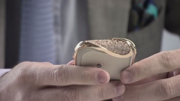 Un barbat dependent de telefon rateaza momentul in care o balena iese la suprafata. Imaginea a devenit virala