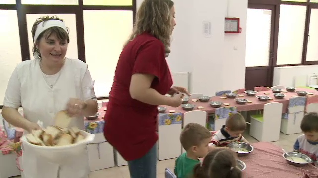 Probleme grave in gradinitele din tara, unde educatoarele sunt mai nou si ingrijitoare. Angajatele au intrat in greva