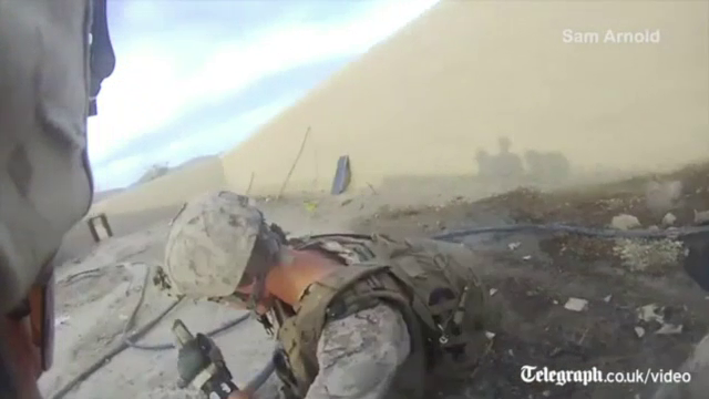 Momentul incredibil in care glontul unui lunetist se infige in casca unui soldat american