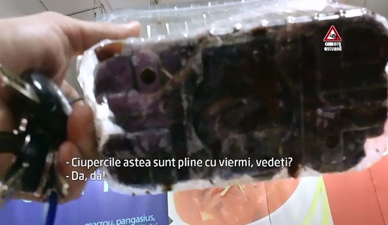 CAMERA ASCUNSA. Reactia angajatului unui hipermarket cand clientul ii arata ca in caserola cu ciuperci cumparata sunt viermi
