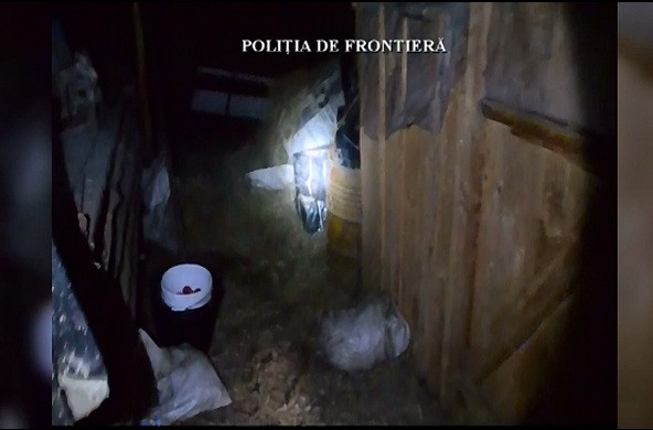 Politistii de frontiera au tras focuri de arma pentru a opri un baiat de 15 ani din Ucraina. Ce avea la el adolescentul