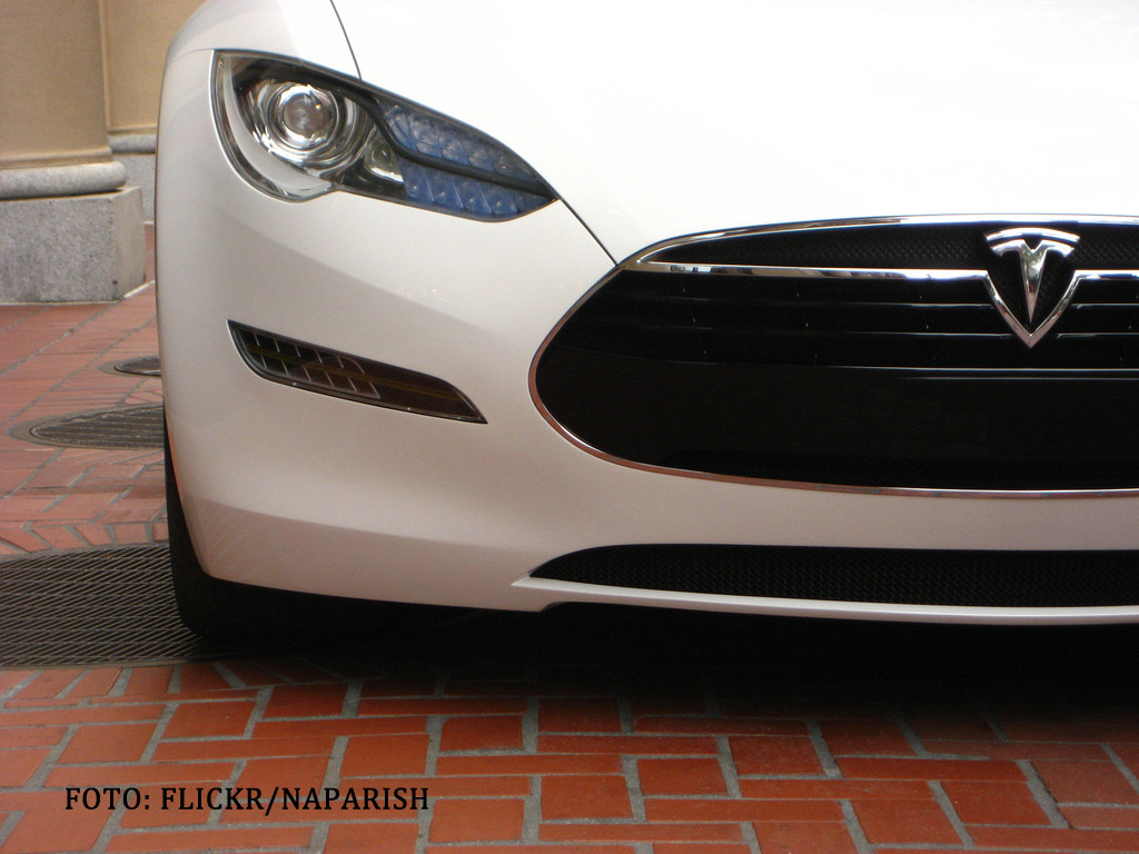 iLikeIT. Cat de multi bani poti economisi cu o masina electrica. Automobilul cu mai putine butoane ca un smartphone