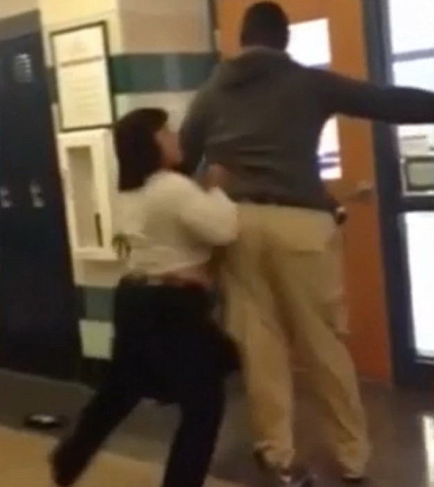 Scandal la o scoala din SUA. O profesoara a fost suspendata dupa ce a dat cu o eleva de perete