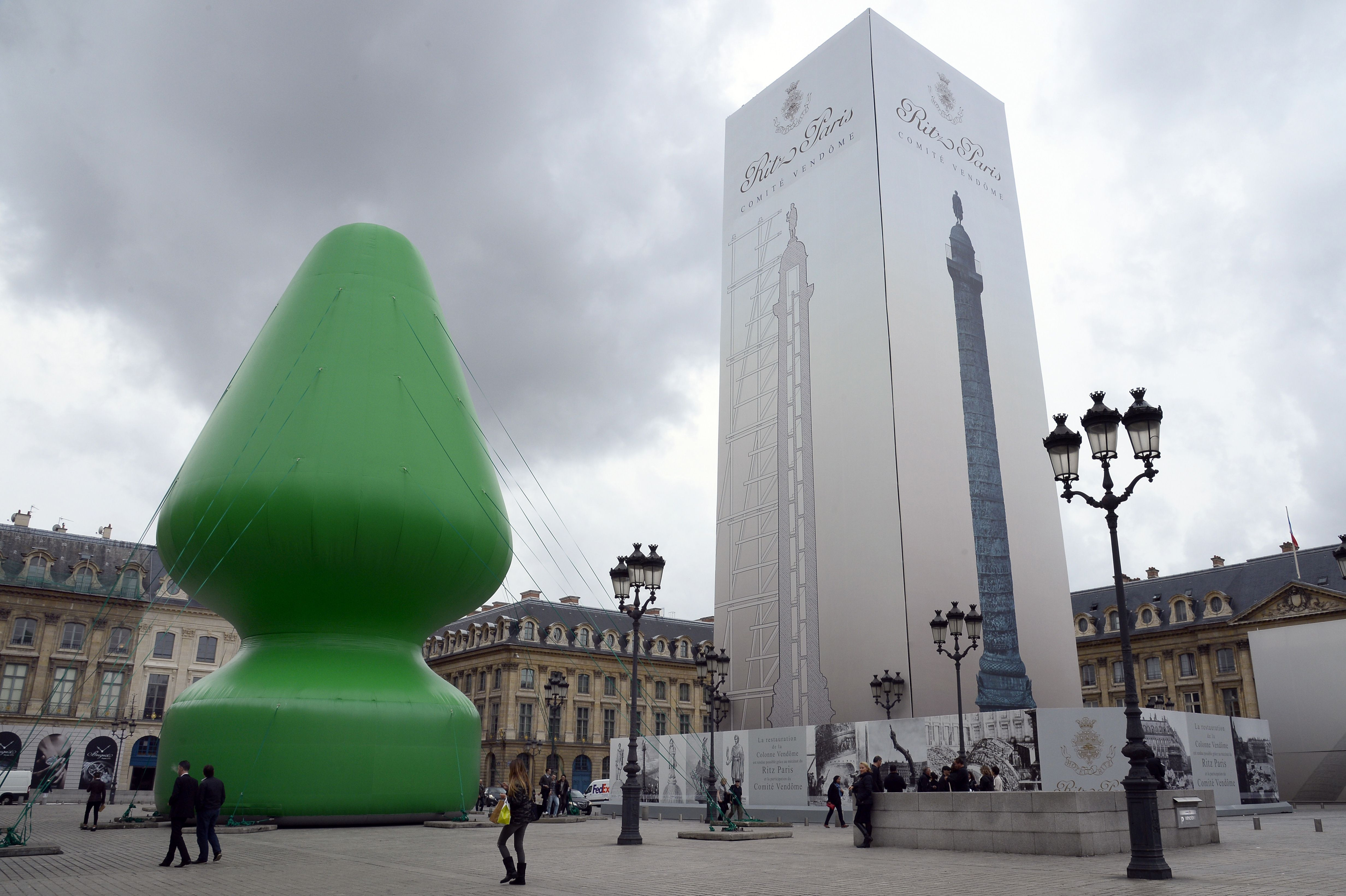 O sculptura in forma de jucarie erotica, expusa in Paris, a provocat scandal. Artistul a fost palmuit iar opera, vandalizata