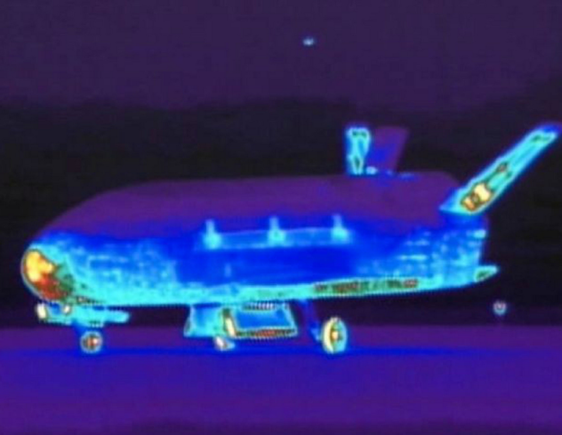 O drona spatiala americana a aterizat dupa o misiune misterioasa in jurul Pamantului. Experti: Noua era pentru spionaj