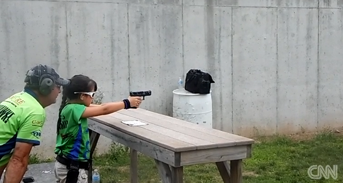 "Vreau sa inspir oamenii". Fata de 10 ani din SUA care concureaza in competitiile de tras cu arma