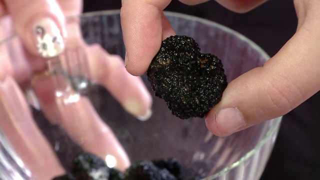 Sunt apreciate in Italia, insa putini si le permit in Romania. Cat castiga pe saptamana un culegator de trufe