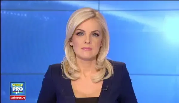 Ar putea fi cea mai nereusita parcare din lume. Dupa 6 tentative, o soferita blonda din Praga tot a lovit masina de alaturi