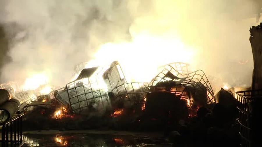 Flacari de zeci de metri intr-o comuna din Ilfov: pompierii au intervenit cu 15 autospeciale. 2 persoane, intoxicate cu fum