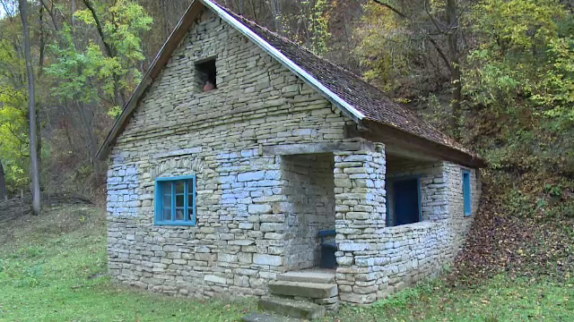Un sat din Apuseni, celebru pentru frumusetea caselor de piatra. Locuintele traditionale rezista de peste 150 de ani
