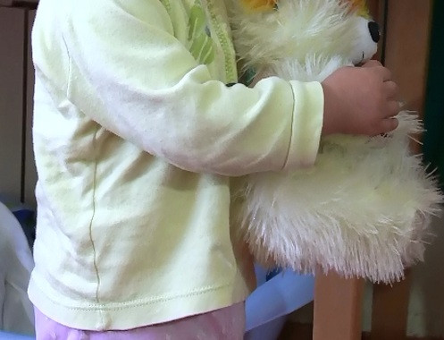 Abandonat de mama intr-un centru comercial, la numai 4 ani. Bunica l-a luat acasa dupa ce a vazut anuntul de pe Facebook